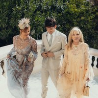 Sedangkan Charles Leclerc yang berusia 28 tahun mengenakan setelan double breasted dengan celana bernuansa beige. Foto: Instagram @charles_leclerc