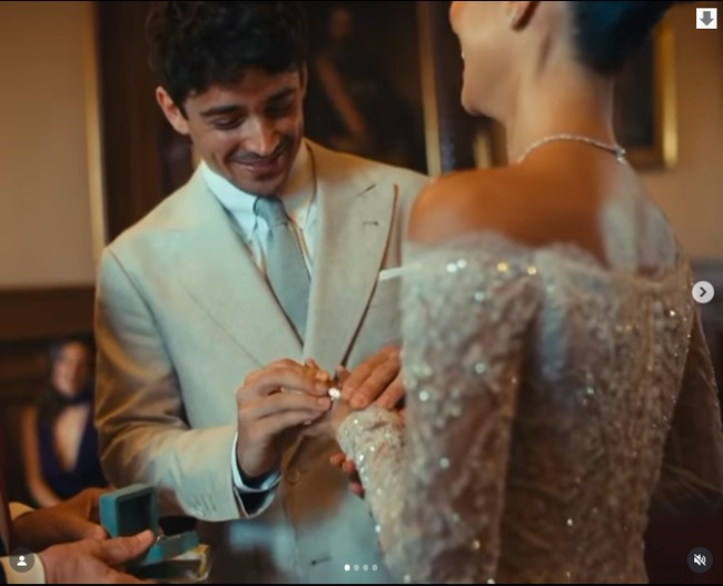 Setelah menikah, istri Charles yang dilamar tahun lalu oleh sang pembalap mengganti deskripsinya di Instagram menjadi Alexandra Leclerc. Foto: Instagram @charles_leclerc