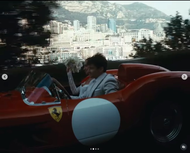 Sebelumnya viral video Leclerc mengendarai mobil vintage Ferrari 250 Testa Rossa berwarna merah yang ditaksir seharga Rp 202 miliaran bersama pengantinnya. Penampilan keduanya setelah menikah di catatan sipil bak kisah dongeng modern. Foto: Instagram @charles_leclerc