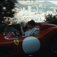 Sebelumnya viral video Leclerc mengendarai mobil vintage Ferrari 250 Testa Rossa berwarna merah yang ditaksir seharga Rp 202 miliaran bersama pengantinnya. Penampilan keduanya setelah menikah di catatan sipil bak kisah dongeng modern. Foto: Instagram @charles_leclerc