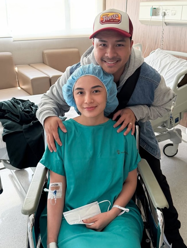 Melalui akun Instagram, Chelsea Olivia membagikan perjalanan 4 operasi besarnya di Malaysia. Diketahui Chelsea menjalani 4 macam operasi rahim sekaligus, yaitu hysteroscopy, polypectomy, D&C, serta endometrial resection. Foto: Instagram/@chelseaoliviaa