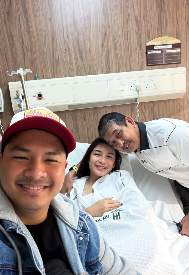 Selama di rumah sakit, Chelsea tampak ditemani sang ayah dan suaminya, Glenn Alinskie. Foto: Instagram/@chelseaoliviaa