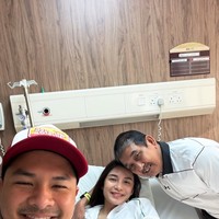 Selama di rumah sakit, Chelsea tampak ditemani sang ayah dan suaminya, Glenn Alinskie. Foto: Instagram/@chelseaoliviaa