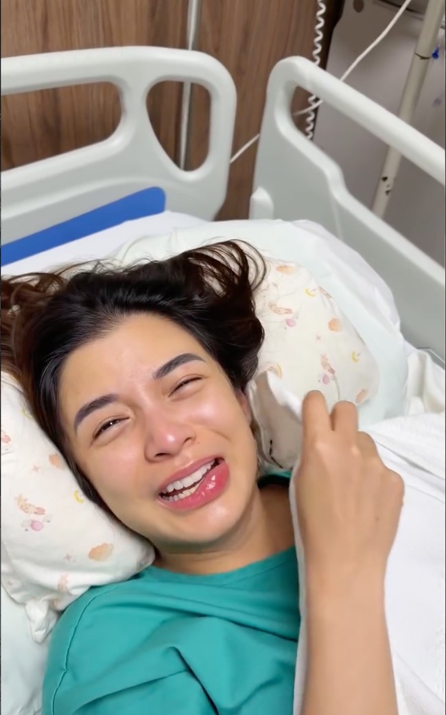 Meski tanpa pulasan makeup, ibu 2 orang anak itu tetap terlihat cantik dengan kulit wajah yang sehat tanpa kerutan dan flek. Foto: Instagram/@chelseaoliviaa