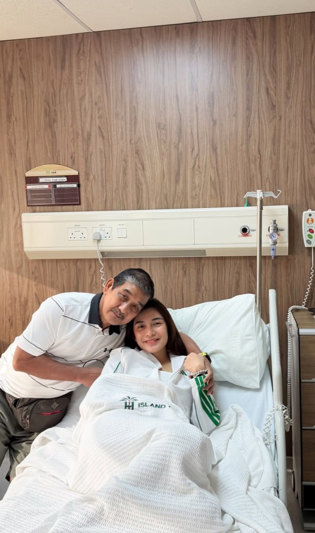 Pose bareng sang ayah, wanita 33 tahun itu tersenyum manis ke arah kamera. Penampilannya tampak simpel dengan jaket putih bergaris hijau. Foto: Instagram/@chelseaoliviaa