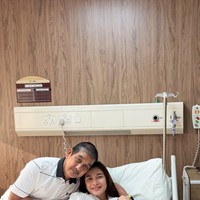 Pose bareng sang ayah, wanita 33 tahun itu tersenyum manis ke arah kamera. Penampilannya tampak simpel dengan jaket putih bergaris hijau. Foto: Instagram/@chelseaoliviaa