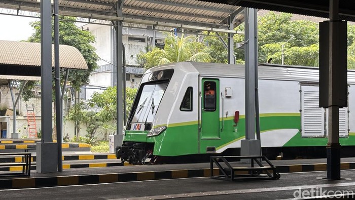 Commuter line di Stasiun Gubeng Surabaya.