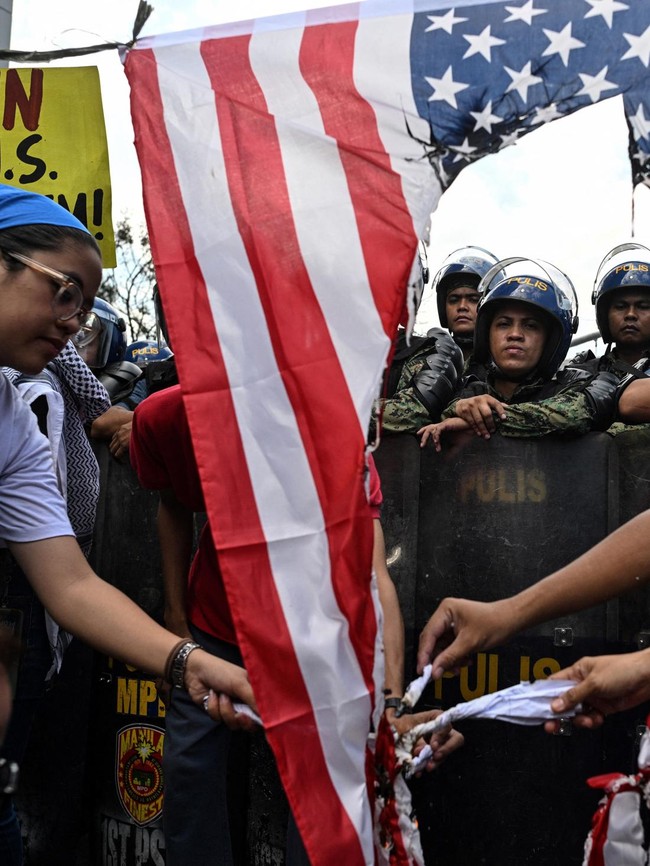 Unjuk Rasa di Manila Tolak Serangan AS-Israel terhadap Iran