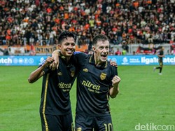 Drama terjadi di menit-menit akhir pertandingan. Saat Persija tampak akan mengamankan kemenangan, gol dari Ikhsan Nul Zikrak memupus harapan tuan rumah setelah bola bersarang di gawang Persija dan mengubah skor menjadi 2-2.Foto: Muhammad Reevanza/detikfoto