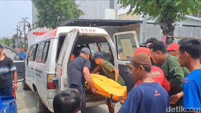 Petugas mengecakuasi salah satu korban.