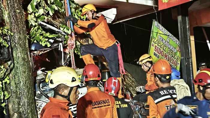 Evakuasi sopir truk terjepit kabin ringsek usai tabrak pohon di Jalan Letjen Sutoyo, Jebres, Solo, Selasa (3/3/2026).