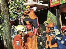 Truk Rem Blong Hantam Pohon di Jebres Solo, Sopir Terjepit Kabin