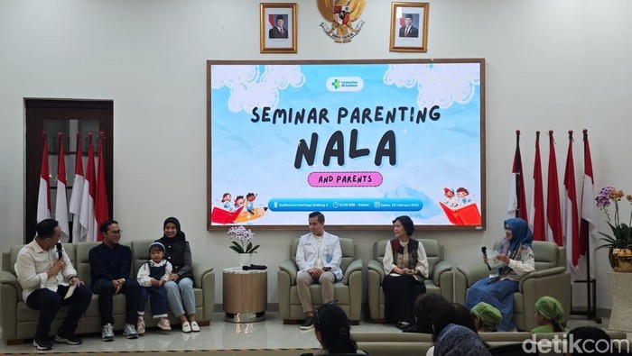 Fotum parenting anak di RS Kemenkes Surabaya.