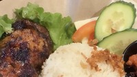 Meski begitu, ia kini tetap bisa menikmati makanan Indonesia. Ini dia ada ayam bakar, bakwan jagung, mendoan dan soto tangkar. Ini di Makan makan di Paris. Bersama mahasiswi juga, semangat dan aku berasa di rumah, tuturnya. Foto: dok instagram Gading Marten