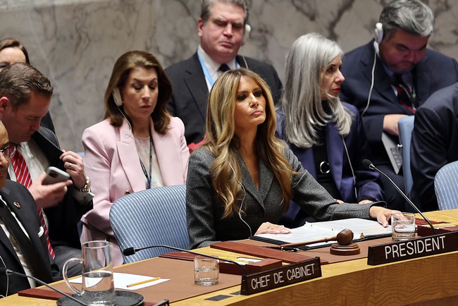 Melania didampingi Duta Besar AS untuk PBB, Mike Waltz. Dalam paparannya, perempuan 55 tahun itu menekankan peran pendidikan dalam membangun toleransi dan perdamaian dunia. (Foto: Spencer Platt/Getty Images)