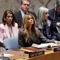 Melania didampingi Duta Besar AS untuk PBB, Mike Waltz. Dalam paparannya, perempuan 55 tahun itu menekankan peran pendidikan dalam membangun toleransi dan perdamaian dunia. (Foto: Spencer Platt/Getty Images)