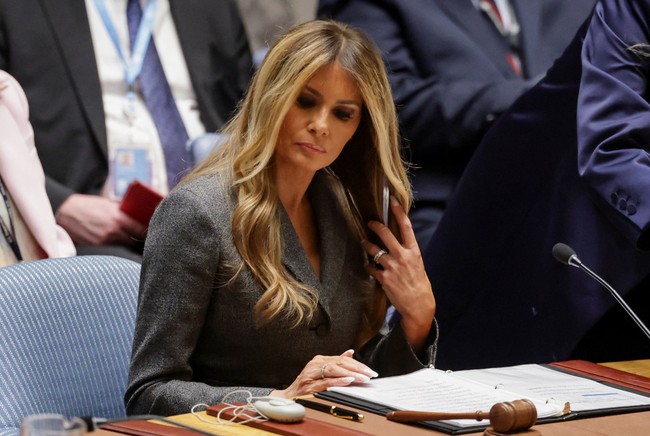 Rambut panjangnya dibiarkan tergerai. Tak tampak perhiasan mencolok menemani gaya mantan model itu. (Foto: REUTERS/Jeenah Moon)