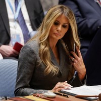 Rambut panjangnya dibiarkan tergerai. Tak tampak perhiasan mencolok menemani gaya mantan model itu. (Foto: REUTERS/Jeenah Moon)