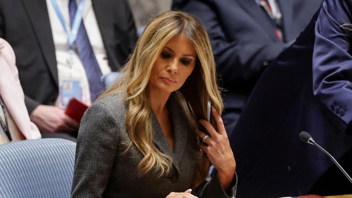 Istri dari Presiden Amerika Serikat (AS) Donald Trump buka suara soal keterkaitannya dengan skandal kejahatan seksual Jeffrey Epstein.