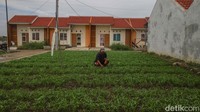 Warga beraktivitas di kawasan Perumahan Subsidi BTN Green New Residence dan Pondok Permata Babelan 2, Kabupaten Bekasi, Jawa Barat, kemarin.