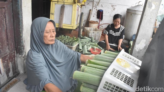 Geliat warga Kampung Lontong menyiapkan pesanan saat hari H Perayaan Cap Go Meh