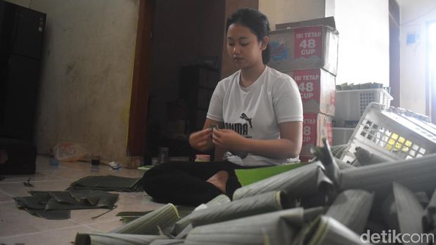 Geliat warga Kampung Lontong menyiapkan pesanan saat hari H Perayaan Cap Go Meh Geliat warga Kampung Lontong menyiapkan pesanan saat hari H Perayaan Cap Go Meh