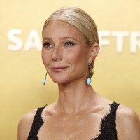 Momen Gwyneth Paltrow Hilang Anting Sebelah di Actor Awards 2026