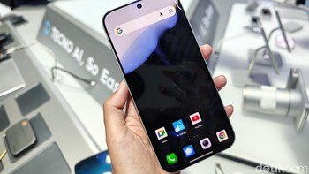 Dari depan, smartphone Tecno ini terlihat seperti ponsel pintar pada umumnya. Foto: Virgina Maulita Putri/detikINET