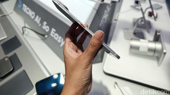 Namun, perangkat ini sebenarnya merupakan ponsel modular super tipis dengan aksesoris tambahan yang dapat dilepas pasang. Ponselnya saja memiliki ketebalan hanya 4,5mm. Foto: Virgina Maulita Putri/detikINET