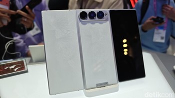 Selanjutnya ada ponsel layar lipat tiga atau trifold, yang diberi nama Tecno Phantim Ultimate G Fold Concept. Ponsel ini diklaim memiliki ketebalan hanya 3,49mm dalam keadaan dibuka. Foto: Virgina Maulita Putri/detikINET