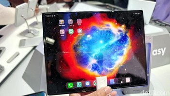 Ponsel layar lipat ini hadir dengan gaya lipat G seperti Samsung Galaxy Z TriFold. Perangkat ini memiliki utama seluas 9,94 inch yang dapat dilipat ke dalam dua kali. Foto: Virgina Maulita Putri/detikINET