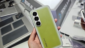 Terakhir ada Tecno AI Eink yang memanfaatkan teknologi tinta elektronik untuk mengubah warna punggung ponsel agar terlihat senada dengan warna baju. Foto: Virgina Maulita Putri/detikINET