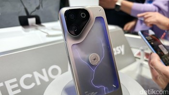 Berikutnya ada Pova Neon, ponsel pertama di dunia yang mengadopsi teknologi pencahayaan gas Inert sehingga menghasilkan efek cahaya yang khas. Foto: Virgina Maulita Putri/detikINET