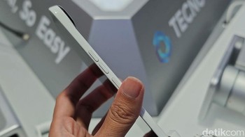 Masih yang tipis-tipis, Tecno juga memamerkan Slim 2 dengan bodi super tipis. Foto: Virgina Maulita Putri/detikINET