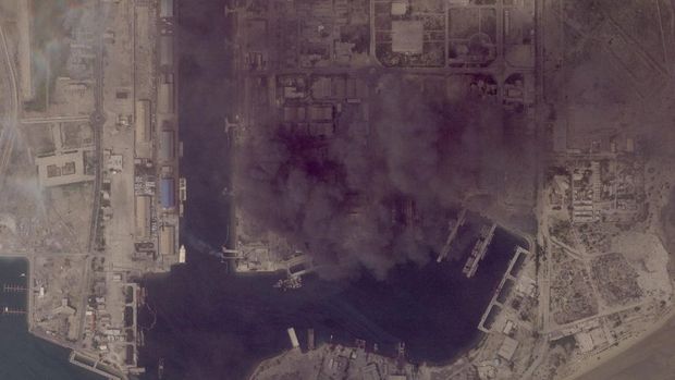 Citra satelit menunjukkan pelabuhan Bandar Abbas dan sebuah kapal yang terkena serangan di tengah konflik AS-Israel dengan Iran, di Bandar Abbas, Provinsi Hormozgan, Iran, 2 Maret 2026. 2026 Planet Labs PBC/Handout via REUTERS.