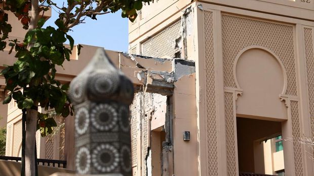 IRAN-CRISIS/GULF-EMIRATES Damaged Fairmont The Palm building in Palm Jumeirah after an Iranian attack, following United States and Israel strikes on Iran, in Dubai, United Arab Emirates, March 1, 2026. REUTERS/Amr Alfiky REFILE - CHANGING HEADLINE
