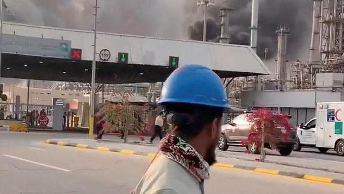 Kebakaran melanda kompleks kilang minyak Ras Tanura yang dikelola Saudi Aramco pada Senin (2/3) waktu setemoat (dok. via REUTERS/Social Media)