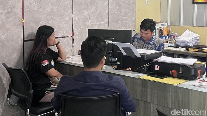 IRT saat melaporkan suaminya ke polisi usai dianiaya