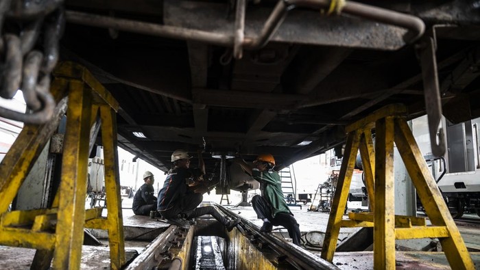 Teknisi melakukan pemeliharaan gerbong kereta api (KA) di Depo Kereta Semarang Poncol Daop 4 Semarang, Jawa Tengah, Selasa (3/3/2026). PT Kereta Api Indonesia (KAI) Daop 4 Semarang meningkatkan pemeriksaan gerbong dan lokomotif secara menyeluruh dan intensif sebagai langkah antisipatif untuk memastikan keamanan, keselamatan, dan kenyamanan perjalanan kereta api selama masa angkutan Lebaran 2026. ANTARA FOTO/Aprillio Akbar/wsj.