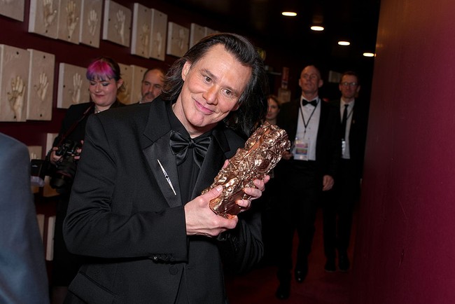 Di media sosial, komentar pun bermunculan. Ada yang menulis, “Pasti melakukan banyak prosedur di wajahnya. Beberapa komentar bernada sarkastik, seperti, “Pecat saja dokter bedah plastiknya dan panggil dokter Kris Jenner,” merujuk pada prosedur facelift yang pernah dijalani Kris Jenner di usia 70 tahun. Foto: dok. Getty Images