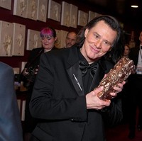 Di media sosial, komentar pun bermunculan. Ada yang menulis, “Pasti melakukan banyak prosedur di wajahnya. Beberapa komentar bernada sarkastik, seperti, “Pecat saja dokter bedah plastiknya dan panggil dokter Kris Jenner,” merujuk pada prosedur facelift yang pernah dijalani Kris Jenner di usia 70 tahun. Foto: dok. Getty Images