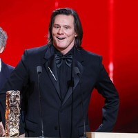 Spiegel juga menyoroti pipi Carrey yang lebih lifting, yang menurutnya bisa terjadi karena prosedur benang. Namun dokter melihat bahwa prosedur kecantikan yang dijalani Carrey tampak kurang natural. “Ini bisa jadi akibat facelift yang dilakukan dengan kurang tepat,” ungkapnya. Foto: dok. Getty Images