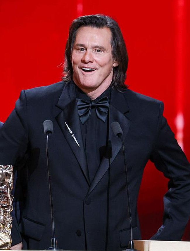 Spiegel juga menyoroti pipi Carrey yang lebih lifting, yang menurutnya bisa terjadi karena prosedur benang. Namun dokter melihat bahwa prosedur kecantikan yang dijalani Carrey tampak kurang natural. “Ini bisa jadi akibat facelift yang dilakukan dengan kurang tepat,” ungkapnya. Foto: dok. Getty Images