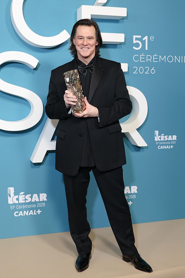 Penampilan bintang film The Mask itu di karpet merah langsung ramai dibicarakan di media sosial. Sejumlah penggemar mengaku kesulitan mengenali wajahnya. Meski isu peniruan terbantahkan, perdebatan soal perubahan wajahnya tetap menjadi perbincangan utama. Foto: dok. Getty Images