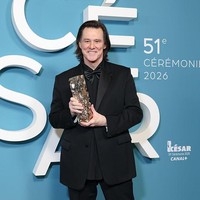 Penampilan bintang film The Mask itu di karpet merah langsung ramai dibicarakan di media sosial. Sejumlah penggemar mengaku kesulitan mengenali wajahnya. Meski isu peniruan terbantahkan, perdebatan soal perubahan wajahnya tetap menjadi perbincangan utama. Foto: dok. Getty Images