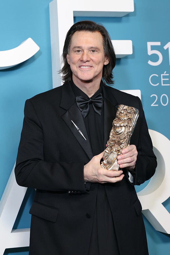 Ada pula yang berspekulasi lebih jauh, bahkan menyebut kehadirannya di César Awards bukanlah Jim Carrey yang asli, melainkan hasil kloning. “Anda tidak bisa meyakinkan saya bahwa mereka tidak mengkloning Jim Carrey…,” tulis seorang netizen di platform X. Foto: dok. Getty Images