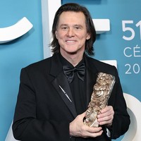 Ada pula yang berspekulasi lebih jauh, bahkan menyebut kehadirannya di César Awards bukanlah Jim Carrey yang asli, melainkan hasil kloning. “Anda tidak bisa meyakinkan saya bahwa mereka tidak mengkloning Jim Carrey…,” tulis seorang netizen di platform X. Foto: dok. Getty Images