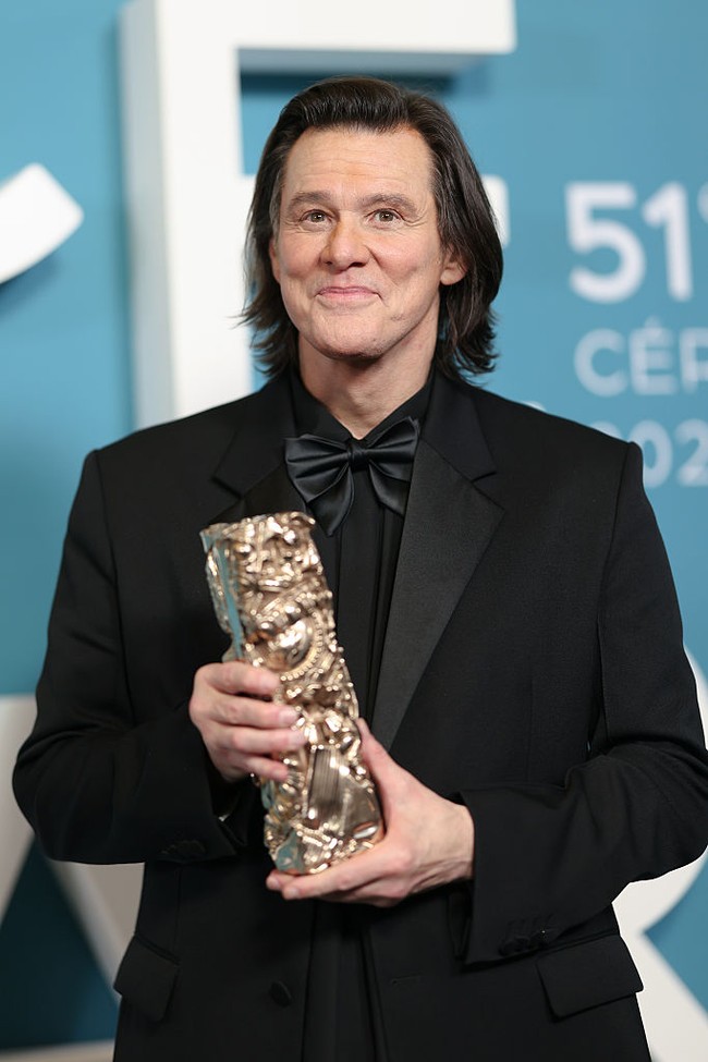 Penampilan terbaru Jim Carrey sukses membuat publik terkejut. Aktor 64 tahun itu tampil berbeda saat menghadiri ajang penghargaan film bergengsi Prancis, César Awards ke-51 di Paris. Foto: dok. Getty Images