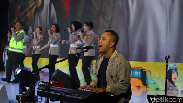 Kakorlantas Polri Agus Suryonugroho dan Polwan melakukan Launching Lagu Mudik judulnya Mudik Tertib Ojo Kesusu dalam acara Mudik Aman Keluarga Bahagia Bersama Korlantas Polri di Menara Bank Mega, Jakarta Selatan, Selasa (3/3/2026).