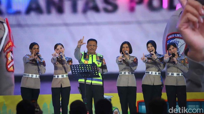 Kakorlantas Polri Agus Suryonugroho dan Polwan melakukan Launching Lagu Mudik judulnya Mudik Tertib Ojo Kesusu dalam acara Mudik Aman Keluarga Bahagia Bersama Korlantas Polri di Menara Bank Mega, Jakarta Selatan, Selasa (3/3/2026).
